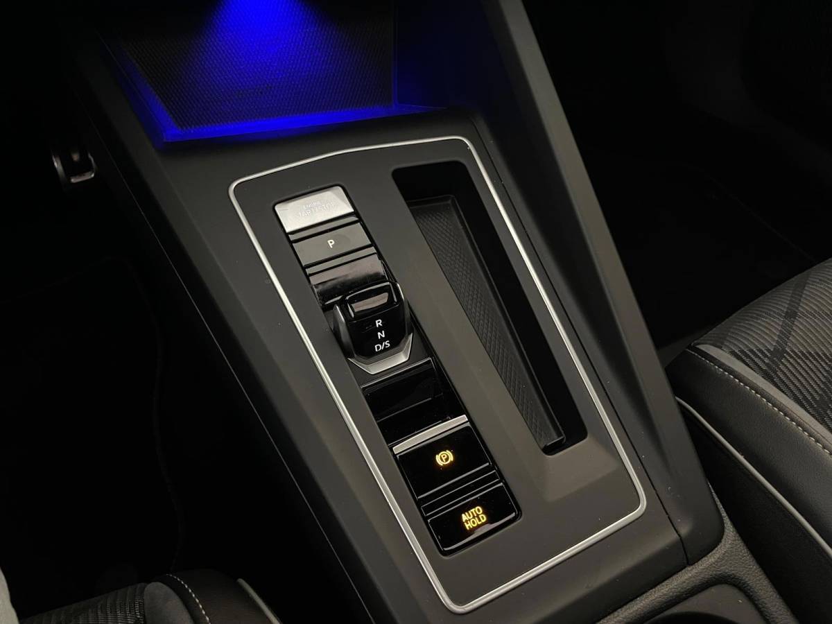 Volkswagen Golf Volkswagen Golf 1.5 eTSI R-Line Business+ AUTOMAAT AIRCO PANO NAVI CRUISE STOELVERW APPLE CARPLAY PDC CAMERA TREKHAAK NIEUWSTAAT