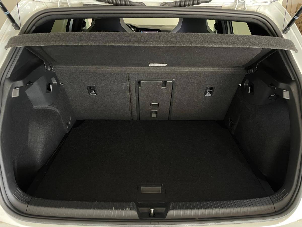 Volkswagen Golf Volkswagen Golf 1.5 eTSI R-Line Business+ AUTOMAAT AIRCO PANO NAVI CRUISE STOELVERW APPLE CARPLAY PDC CAMERA TREKHAAK NIEUWSTAAT