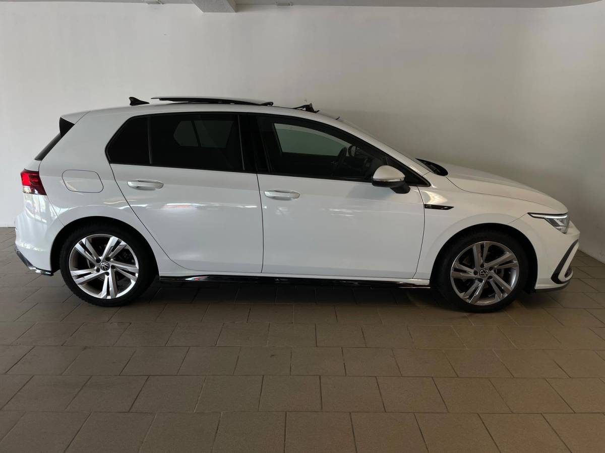 Volkswagen Golf Volkswagen Golf 1.5 eTSI R-Line Business+ AUTOMAAT AIRCO PANO NAVI CRUISE STOELVERW APPLE CARPLAY PDC CAMERA TREKHAAK NIEUWSTAAT