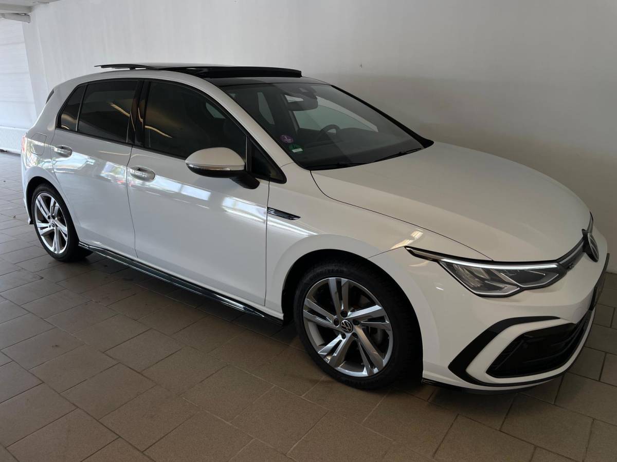 Volkswagen Golf Volkswagen Golf 1.5 eTSI R-Line Business+ AUTOMAAT AIRCO PANO NAVI CRUISE STOELVERW APPLE CARPLAY PDC CAMERA TREKHAAK NIEUWSTAAT