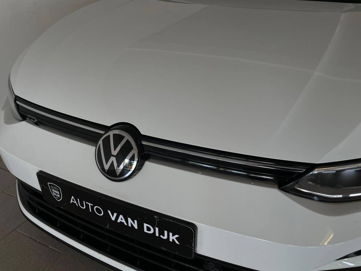 Volkswagen Golf Volkswagen Golf 1.5 eTSI R-Line Business+ AUTOMAAT AIRCO PANO NAVI CRUISE STOELVERW APPLE CARPLAY PDC CAMERA TREKHAAK NIEUWSTAAT