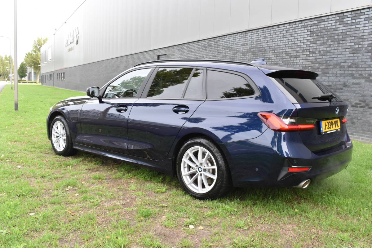 BMW 3 Serie BMW 3-serie Touring 330e Business Edition Plus Plugin-hybride Pano Leder