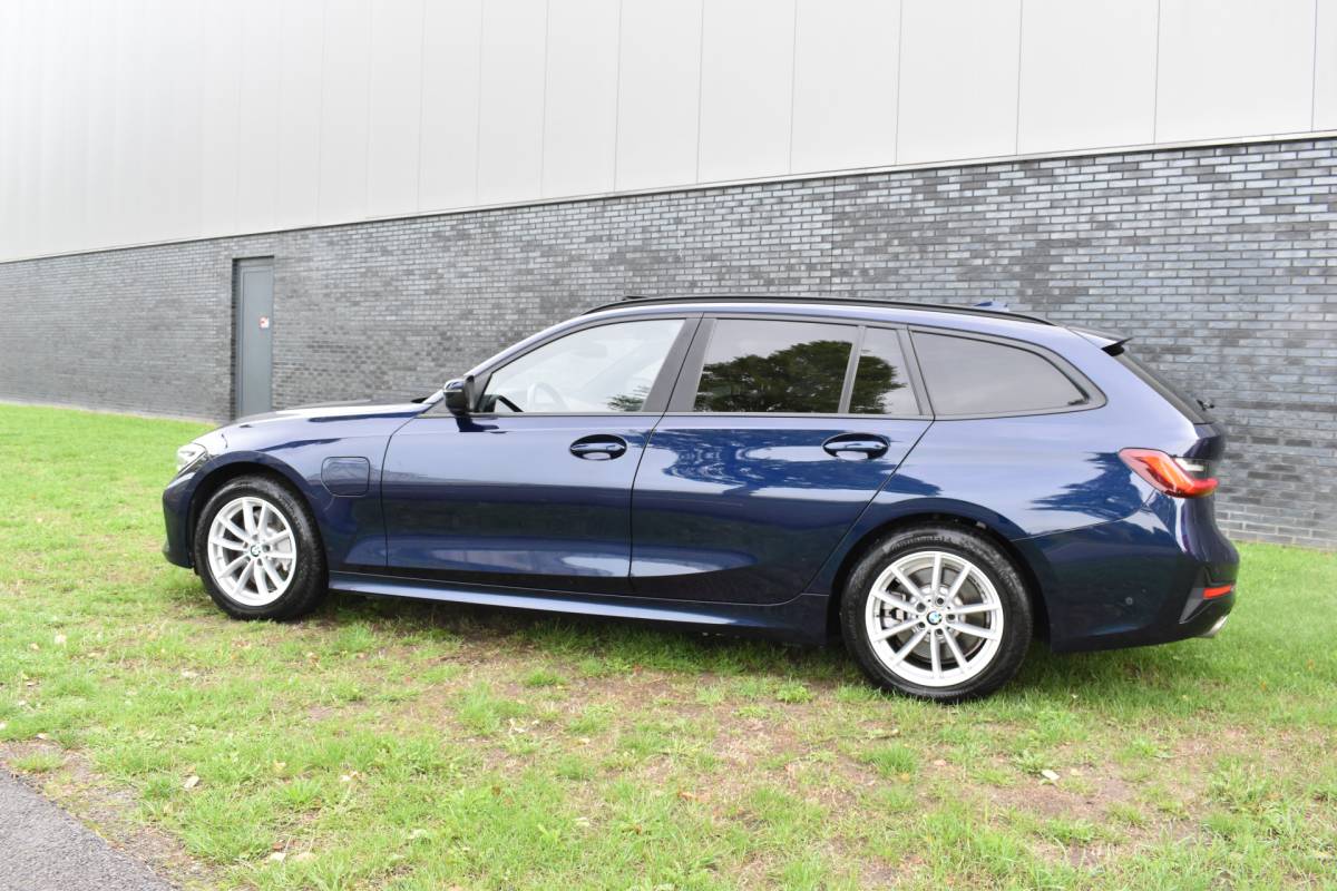BMW 3 Serie BMW 3-serie Touring 330e Business Edition Plus Plugin-hybride Pano Leder