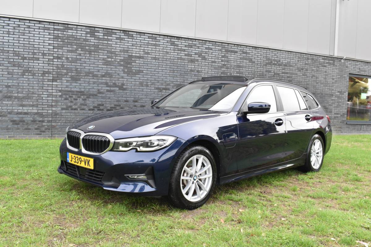 BMW 3 Serie BMW 3-serie Touring 330e Business Edition Plus Plugin-hybride Pano Leder