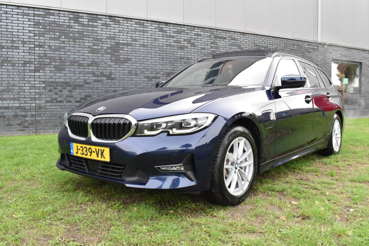 BMW 3 Serie BMW 3-serie Touring 330e Business Edition Plus Plugin-hybride Pano Leder