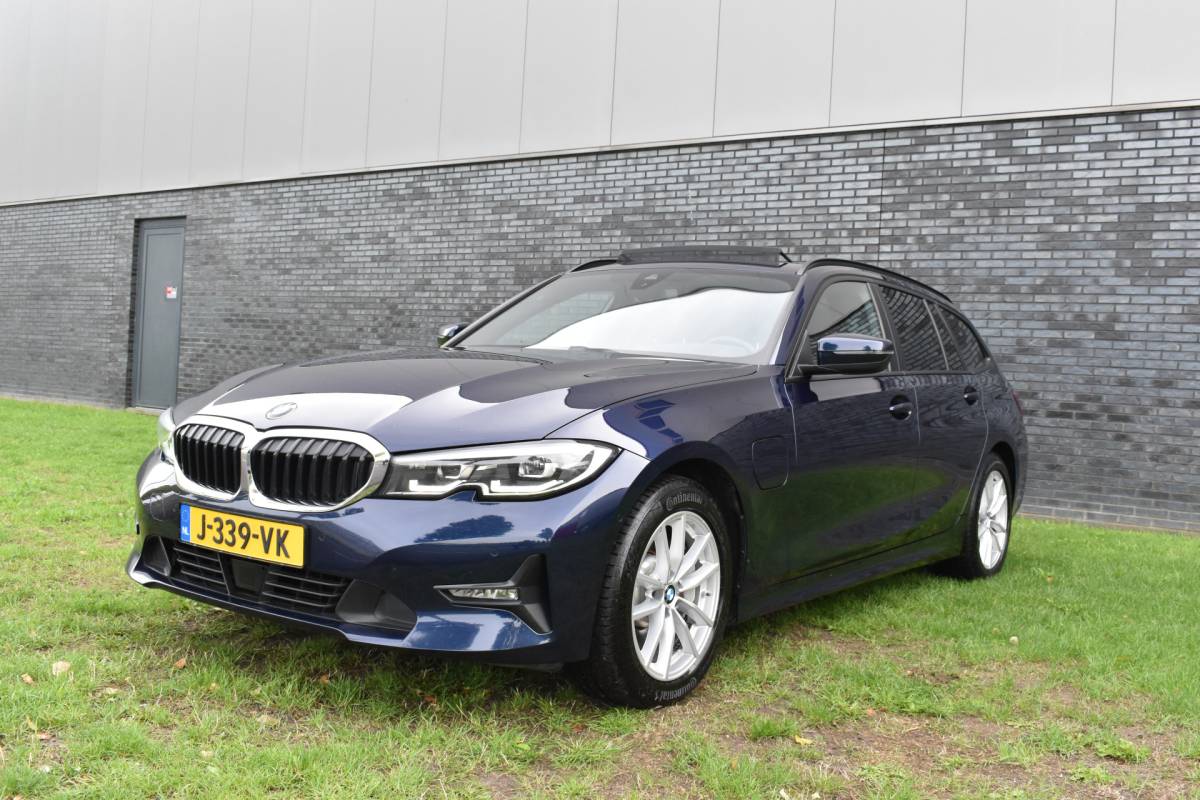 BMW 3 Serie BMW 3-serie Touring 330e Business Edition Plus Plugin-hybride Pano Leder