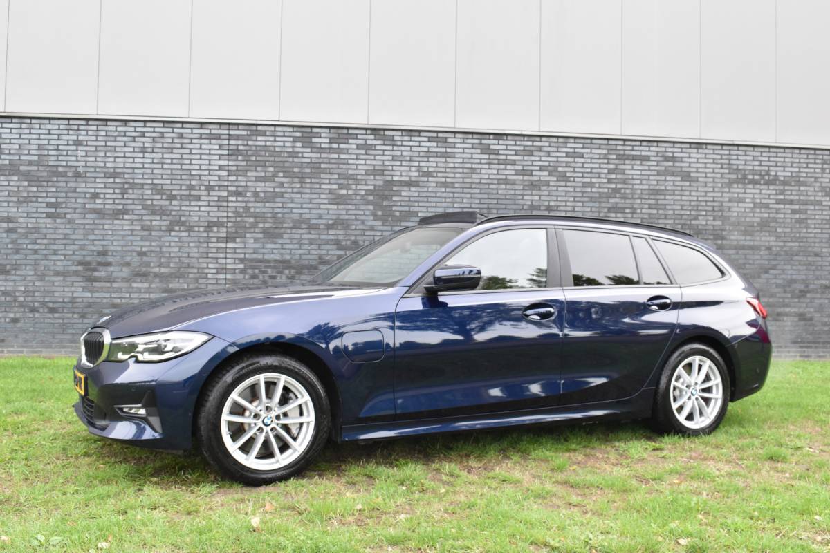 BMW 3 Serie BMW 3-serie Touring 330e Business Edition Plus Plugin-hybride Pano Leder
