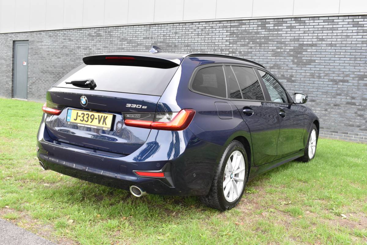 BMW 3 Serie BMW 3-serie Touring 330e Business Edition Plus Plugin-hybride Pano Leder