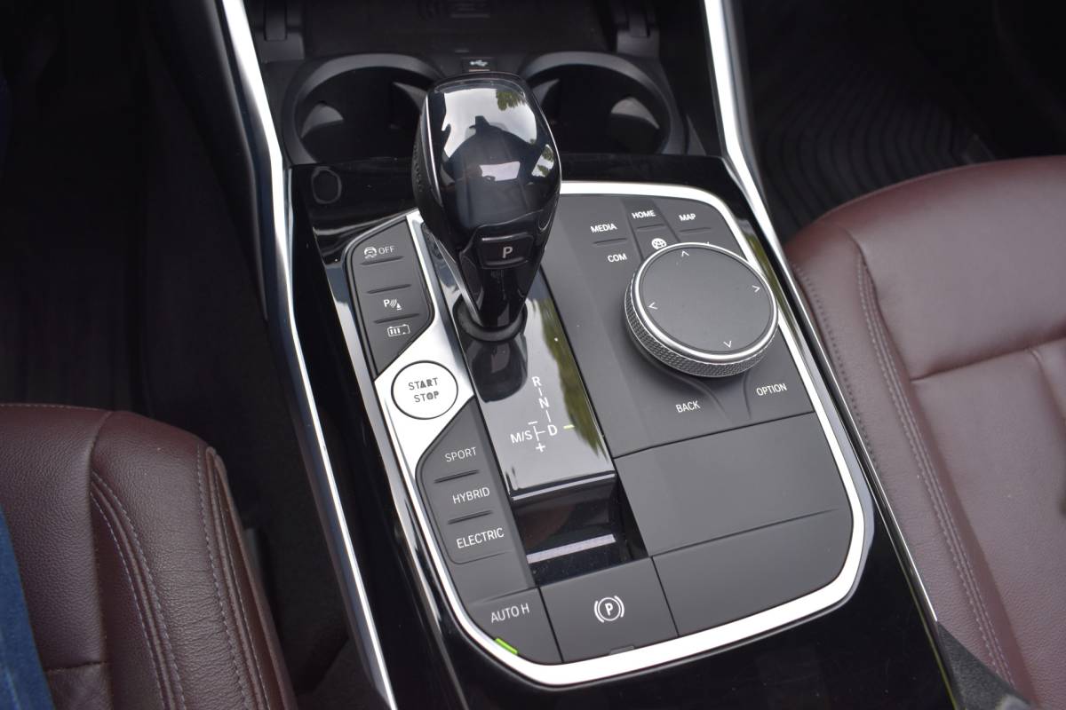 BMW 3 Serie BMW 3-serie Touring 330e Business Edition Plus Plugin-hybride Pano Leder