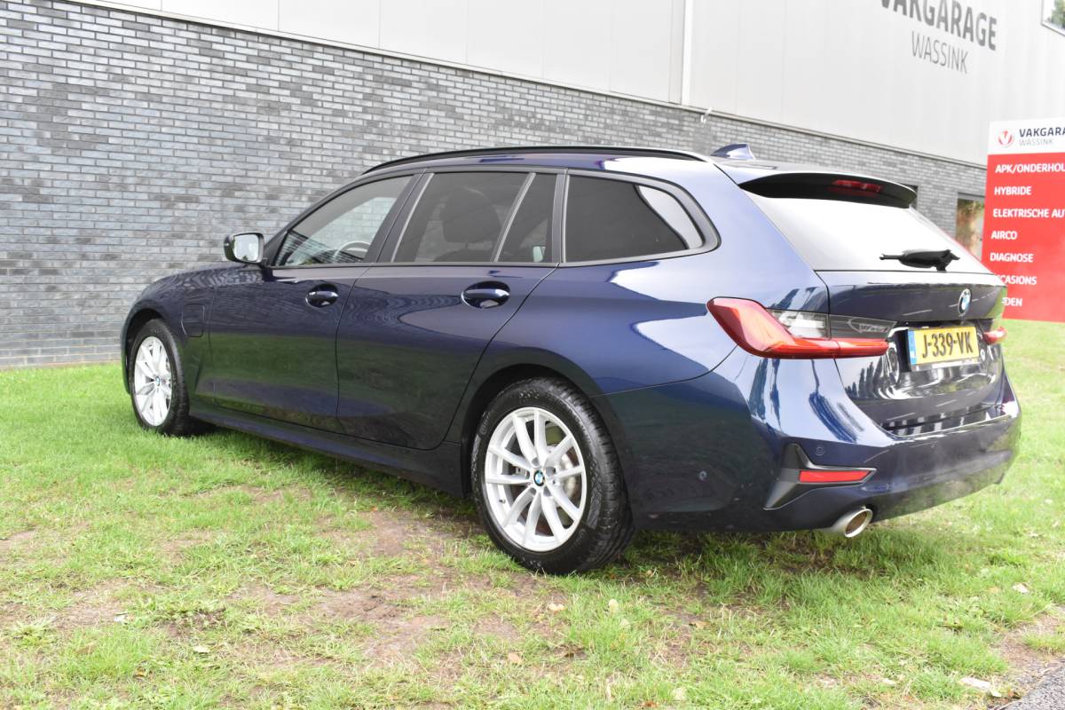 BMW 3 Serie BMW 3-serie Touring 330e Business Edition Plus Plugin-hybride Pano Leder