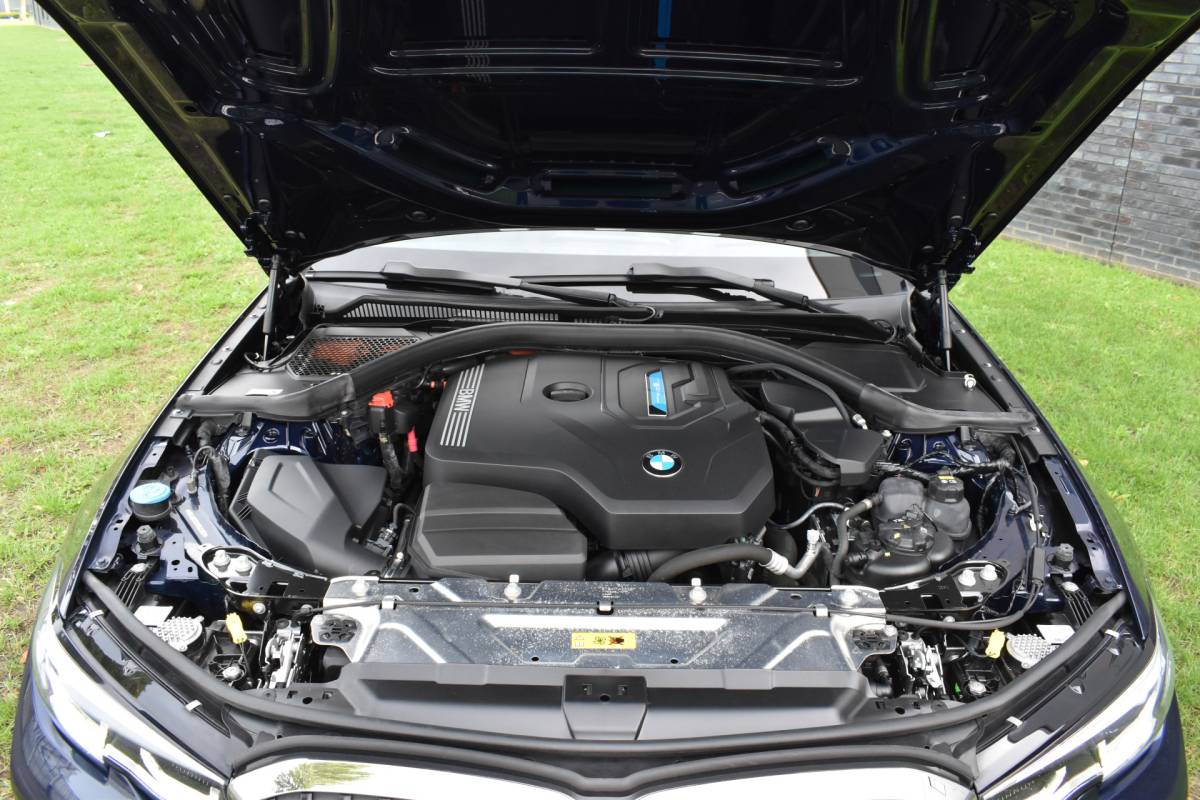 BMW 3 Serie BMW 3-serie Touring 330e Business Edition Plus Plugin-hybride Pano Leder