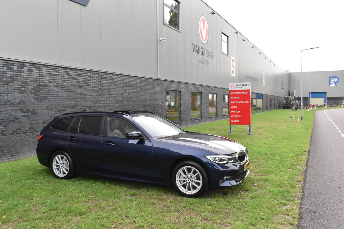 BMW 3 Serie BMW 3-serie Touring 330e Business Edition Plus Plugin-hybride Pano Leder