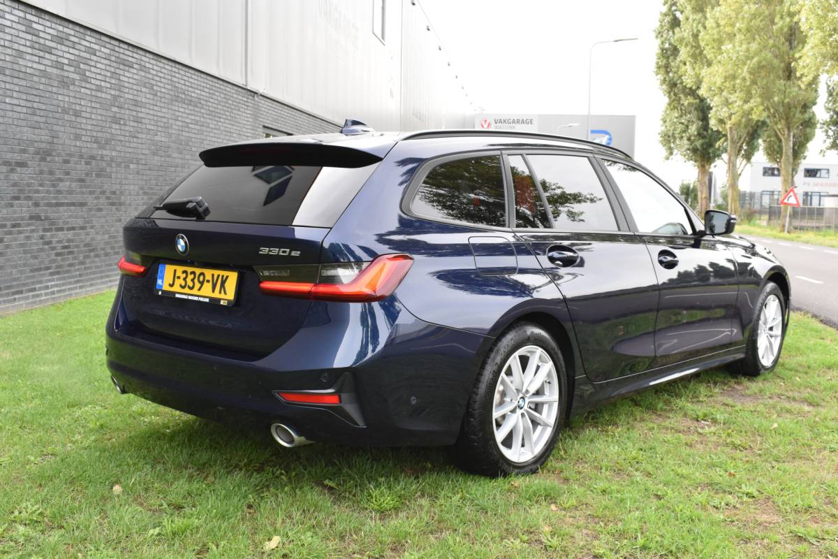 BMW 3 Serie BMW 3-serie Touring 330e Business Edition Plus Plugin-hybride Pano Leder