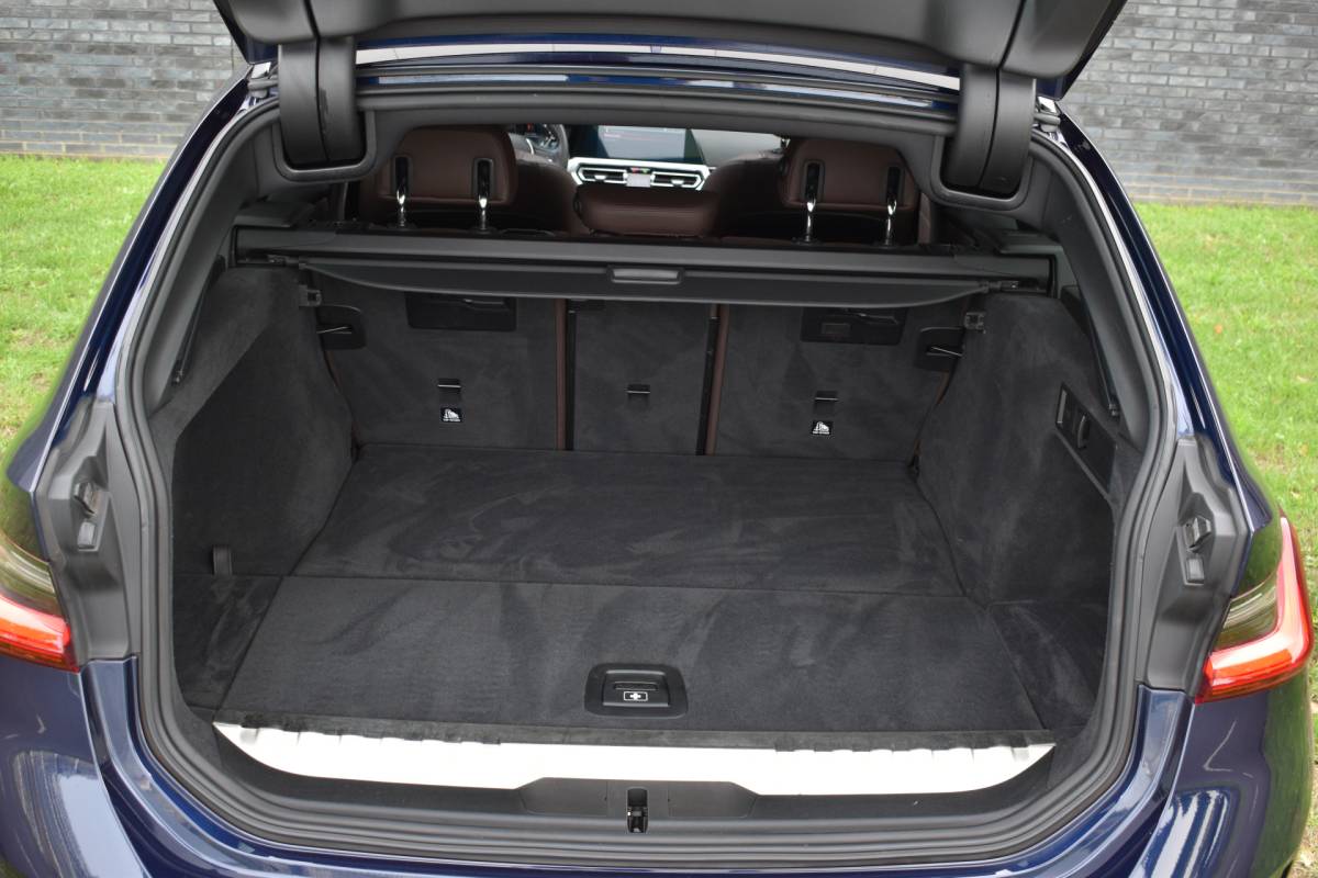 BMW 3 Serie BMW 3-serie Touring 330e Business Edition Plus Plugin-hybride Pano Leder