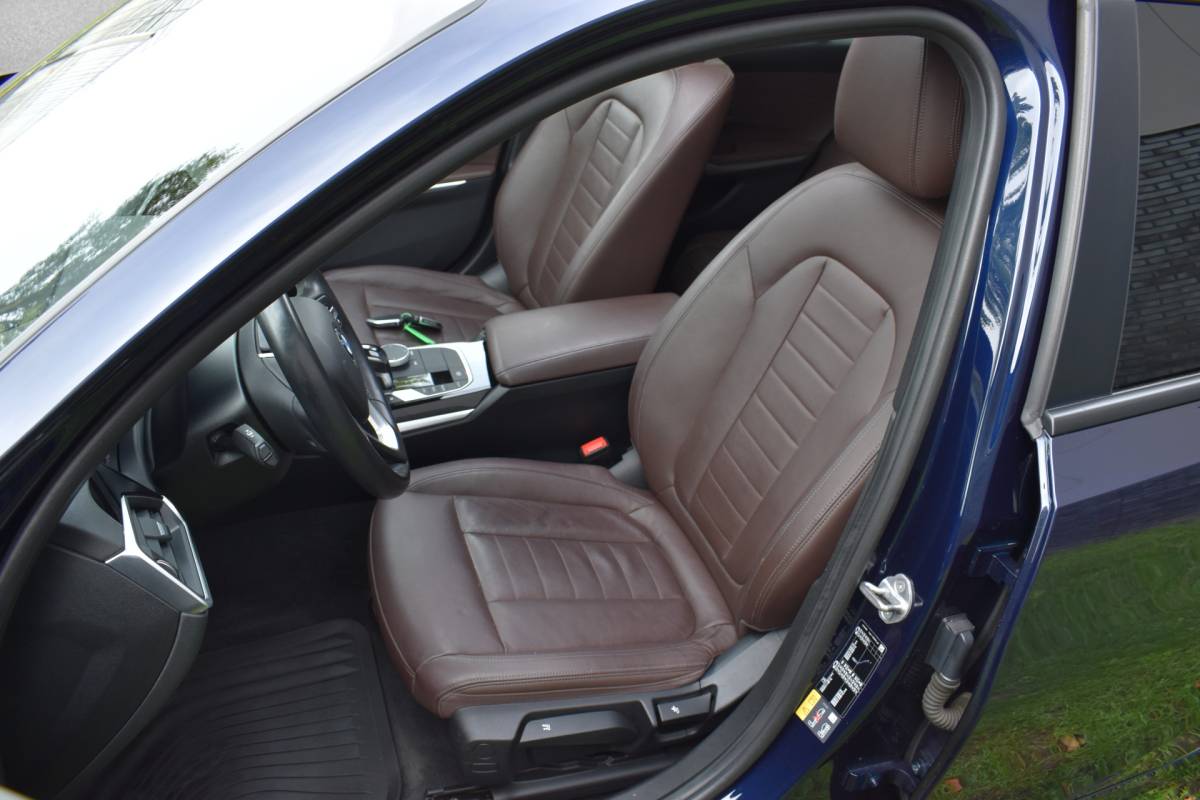 BMW 3 Serie BMW 3-serie Touring 330e Business Edition Plus Plugin-hybride Pano Leder