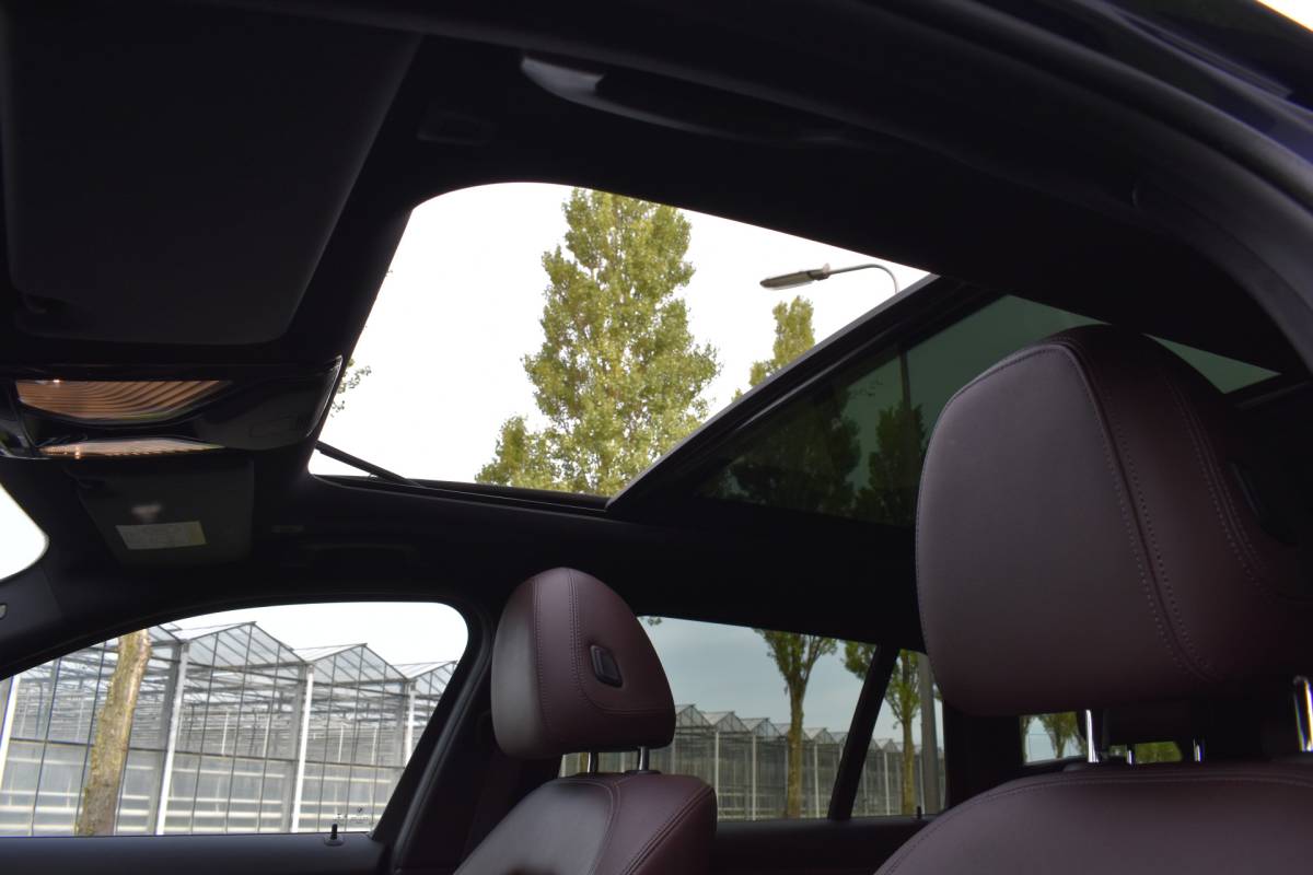 BMW 3 Serie BMW 3-serie Touring 330e Business Edition Plus Plugin-hybride Pano Leder