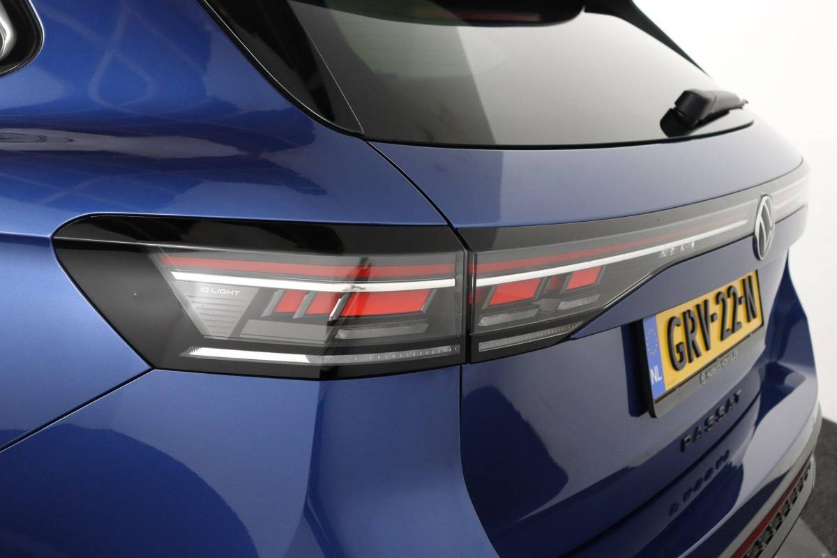 Volkswagen Passat Volkswagen Passat Variant 1.5 eHybrid R-Line Edition |NAP|Pano|ACC|IQLight|Massage|Stoel&Stuurverwarming