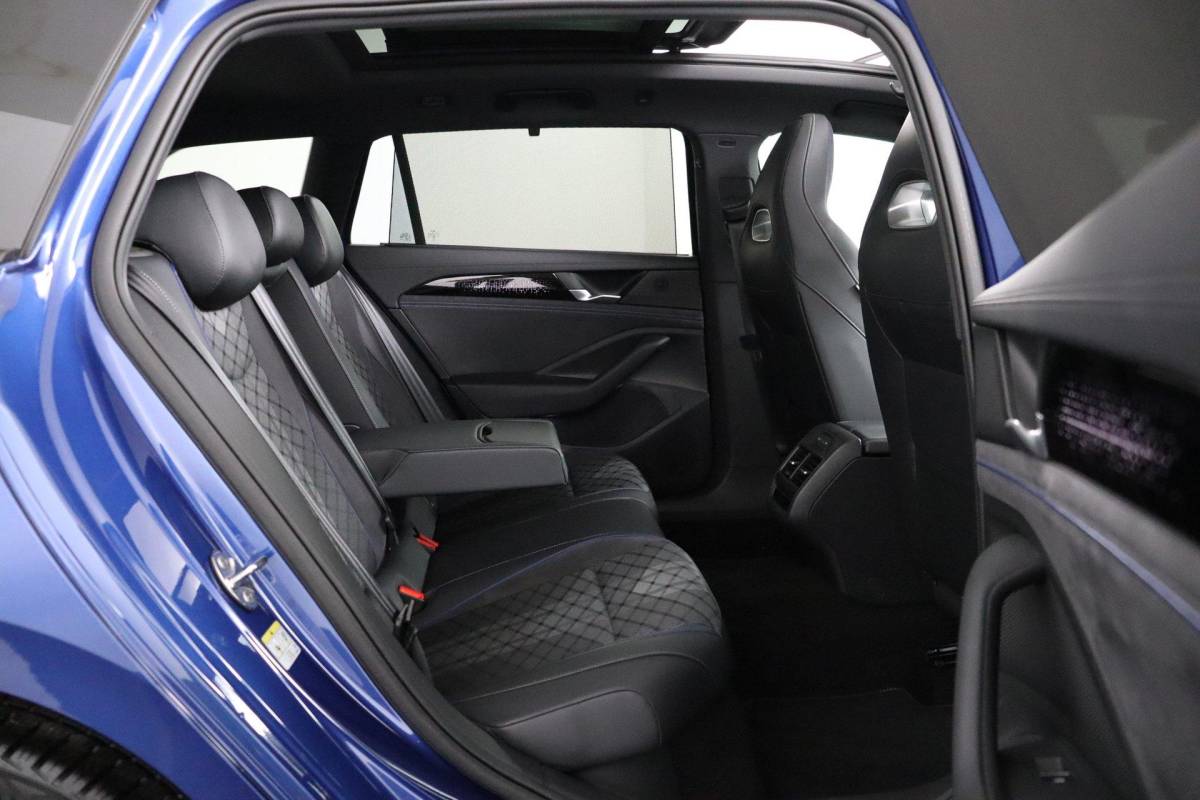 Volkswagen Passat Volkswagen Passat Variant 1.5 eHybrid R-Line Edition |NAP|Pano|ACC|IQLight|Massage|Stoel&Stuurverwarming