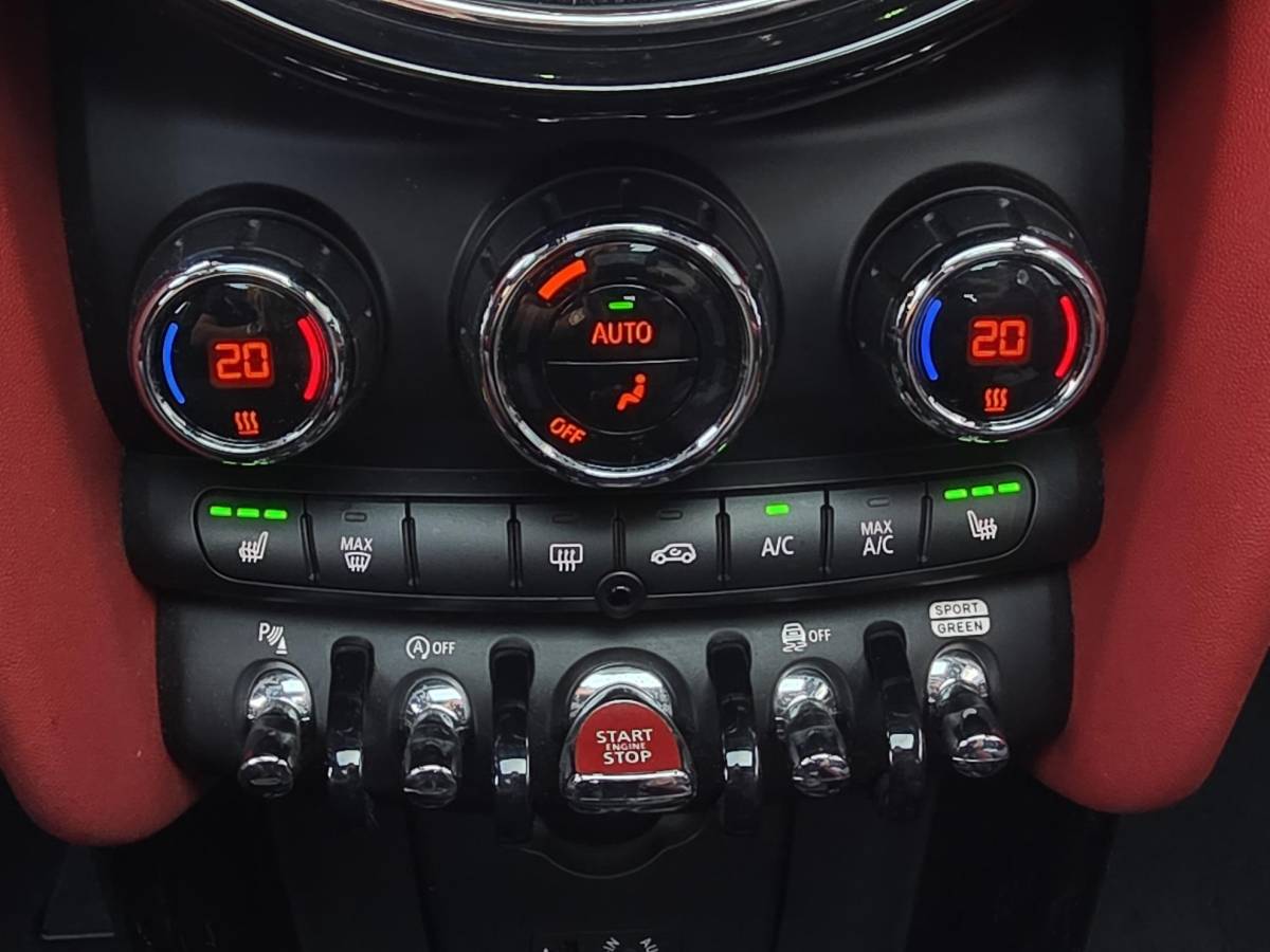 MINI Cooper MINI Cooper 2.0 John Cooper Works /Apple Carplay/Panodak/Schaalstoelen/H&K Audio/HUD/Stoelverw./Parkeersens.V+A/Keyless/Navi/18”LMV/(MET GARANTIE*)
