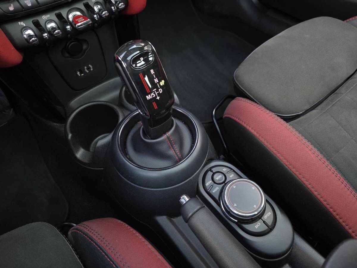 MINI Cooper MINI Cooper 2.0 John Cooper Works /Apple Carplay/Panodak/Schaalstoelen/H&K Audio/HUD/Stoelverw./Parkeersens.V+A/Keyless/Navi/18”LMV/(MET GARANTIE*)