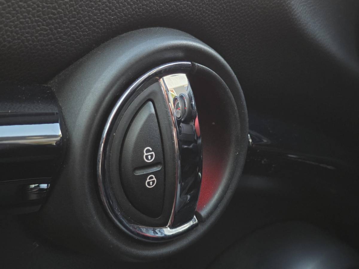 MINI Cooper MINI Cooper 2.0 John Cooper Works /Apple Carplay/Panodak/Schaalstoelen/H&K Audio/HUD/Stoelverw./Parkeersens.V+A/Keyless/Navi/18”LMV/(MET GARANTIE*)