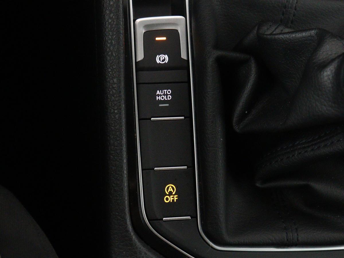 Volkswagen Golf Sportsvan Volkswagen Golf Sportsvan 1.2 TSI Highline | Adaptive cruise | Stoelverwarming | Climate control | Park assist | Navigatie | Bluetooth | Trekhaak