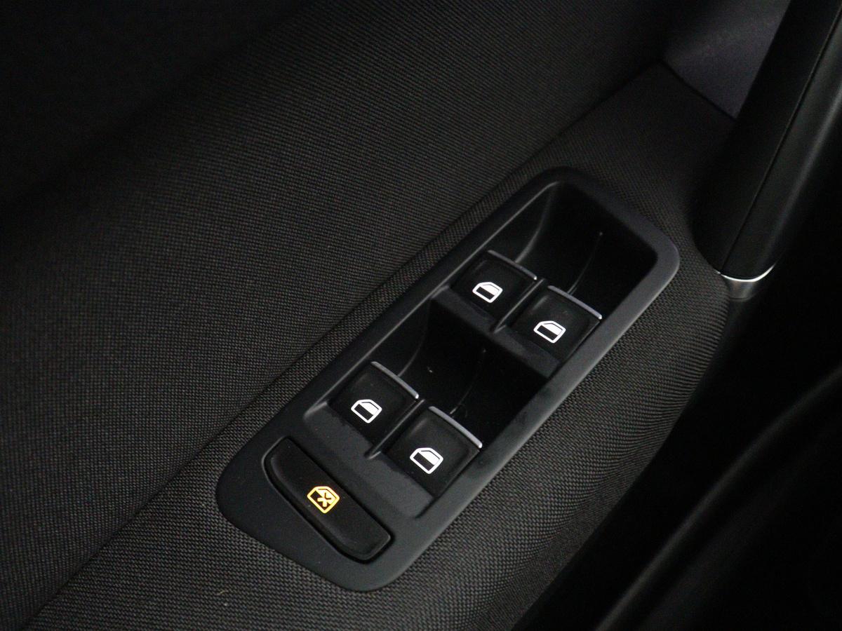Volkswagen Golf Sportsvan Volkswagen Golf Sportsvan 1.2 TSI Highline | Adaptive cruise | Stoelverwarming | Climate control | Park assist | Navigatie | Bluetooth | Trekhaak