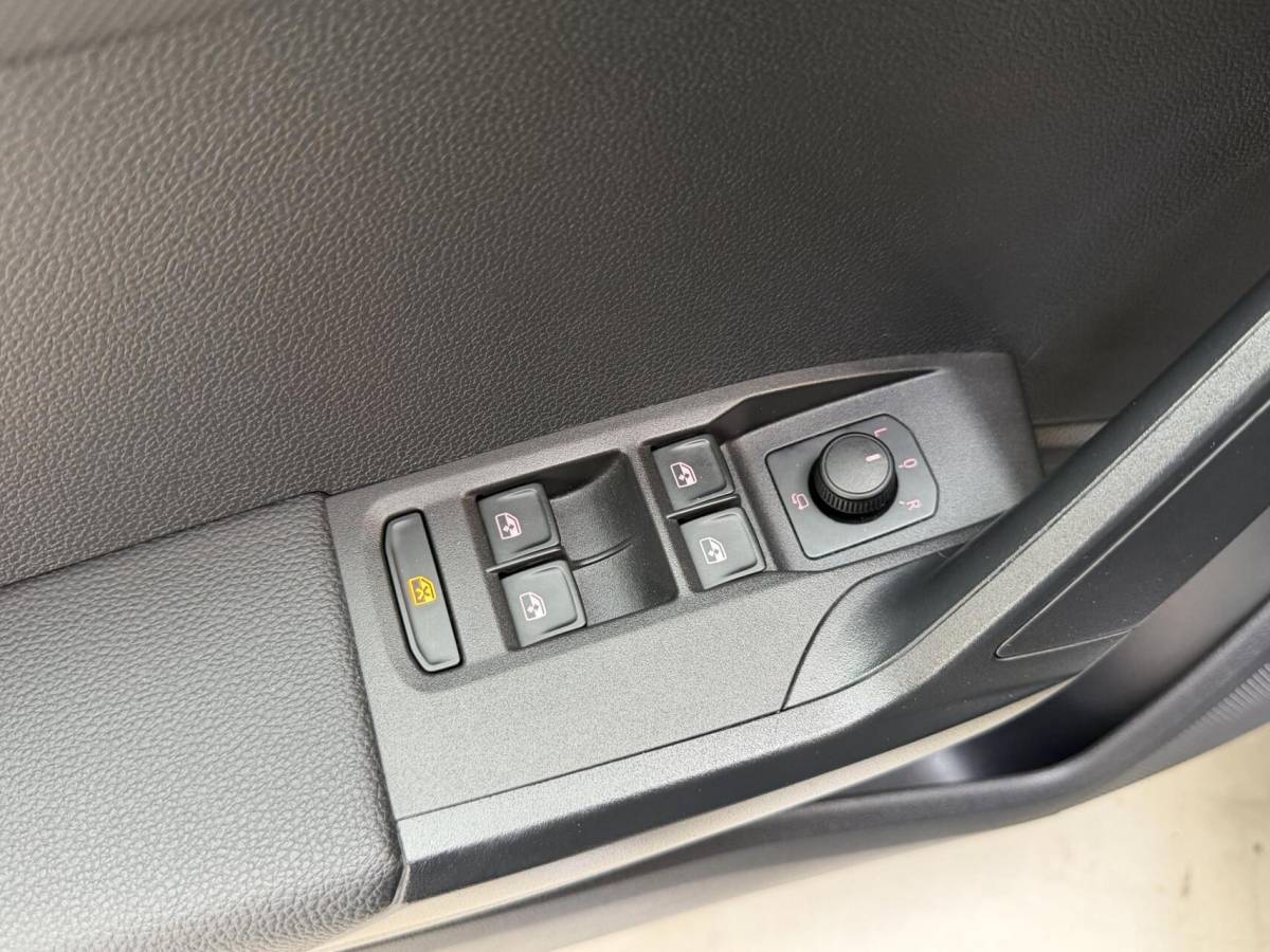 SEAT Ibiza Seat Ibiza 1.0 EcoTSI Style Business Intense Apple CarPlay/Android Auto | Climate & cruise control | LED verlichting | Lichtmetalen velgen | Navigatiesysteem | Rijstrooksensor | Voorstoelen verwarmd | Parkeersensoren voor en achter