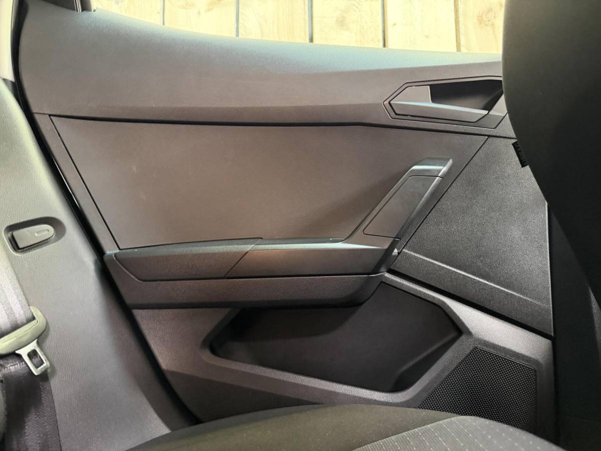 SEAT Ibiza Seat Ibiza 1.0 EcoTSI Style Business Intense Apple CarPlay/Android Auto | Climate & cruise control | LED verlichting | Lichtmetalen velgen | Navigatiesysteem | Rijstrooksensor | Voorstoelen verwarmd | Parkeersensoren voor en achter