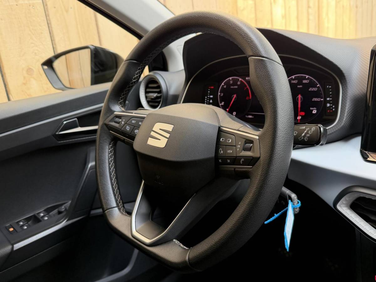 SEAT Ibiza Seat Ibiza 1.0 EcoTSI Style Business Intense Apple CarPlay/Android Auto | Climate & cruise control | LED verlichting | Lichtmetalen velgen | Navigatiesysteem | Rijstrooksensor | Voorstoelen verwarmd | Parkeersensoren voor en achter