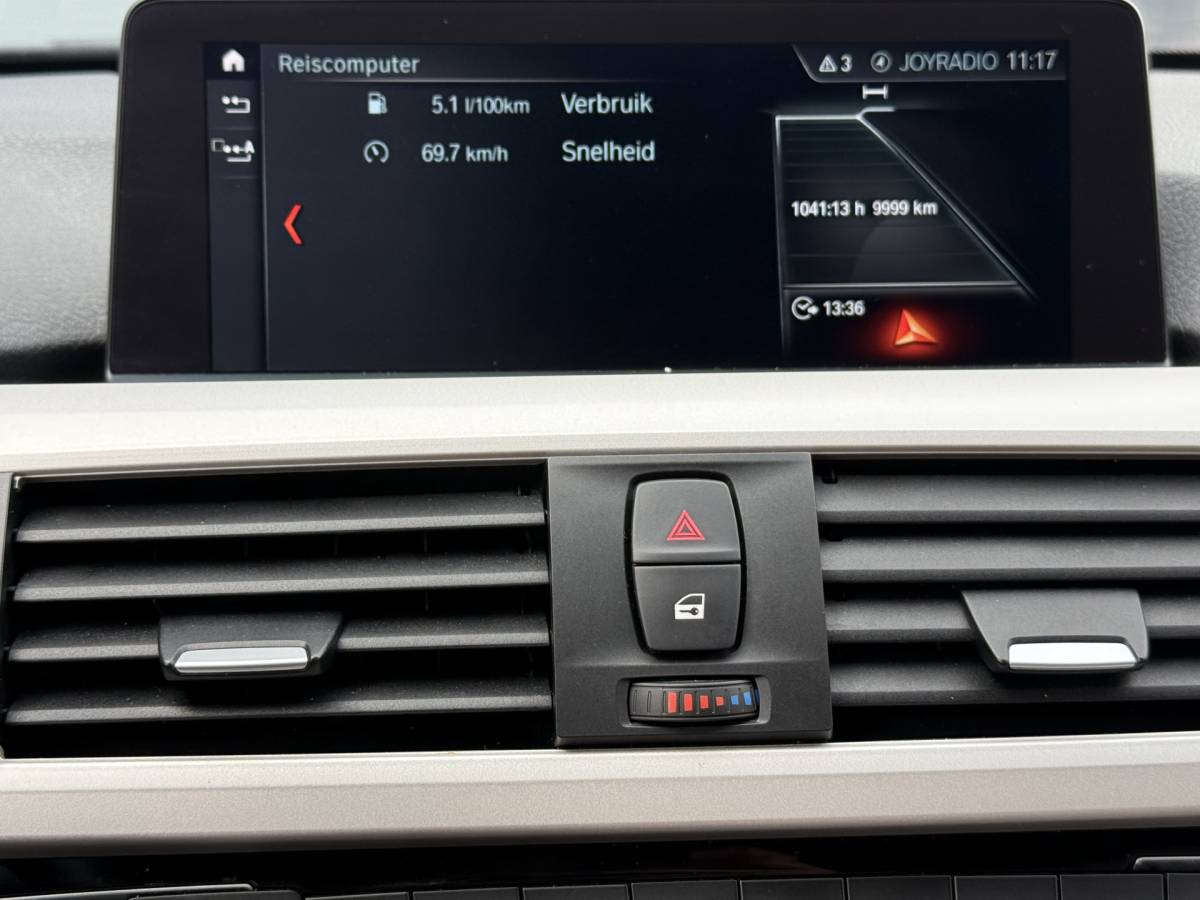 BMW 3 Serie BMW 3-serie Touring 320d High Executive BWJ 2017 AUTOMAAT | LEDER | STOELVERW. | ELEK. TREKHAAK | ELEK. ACHTERKLEP | ZWARTE HEMEL | DRAADLOZE TELEFOONLADER | CLIMA |