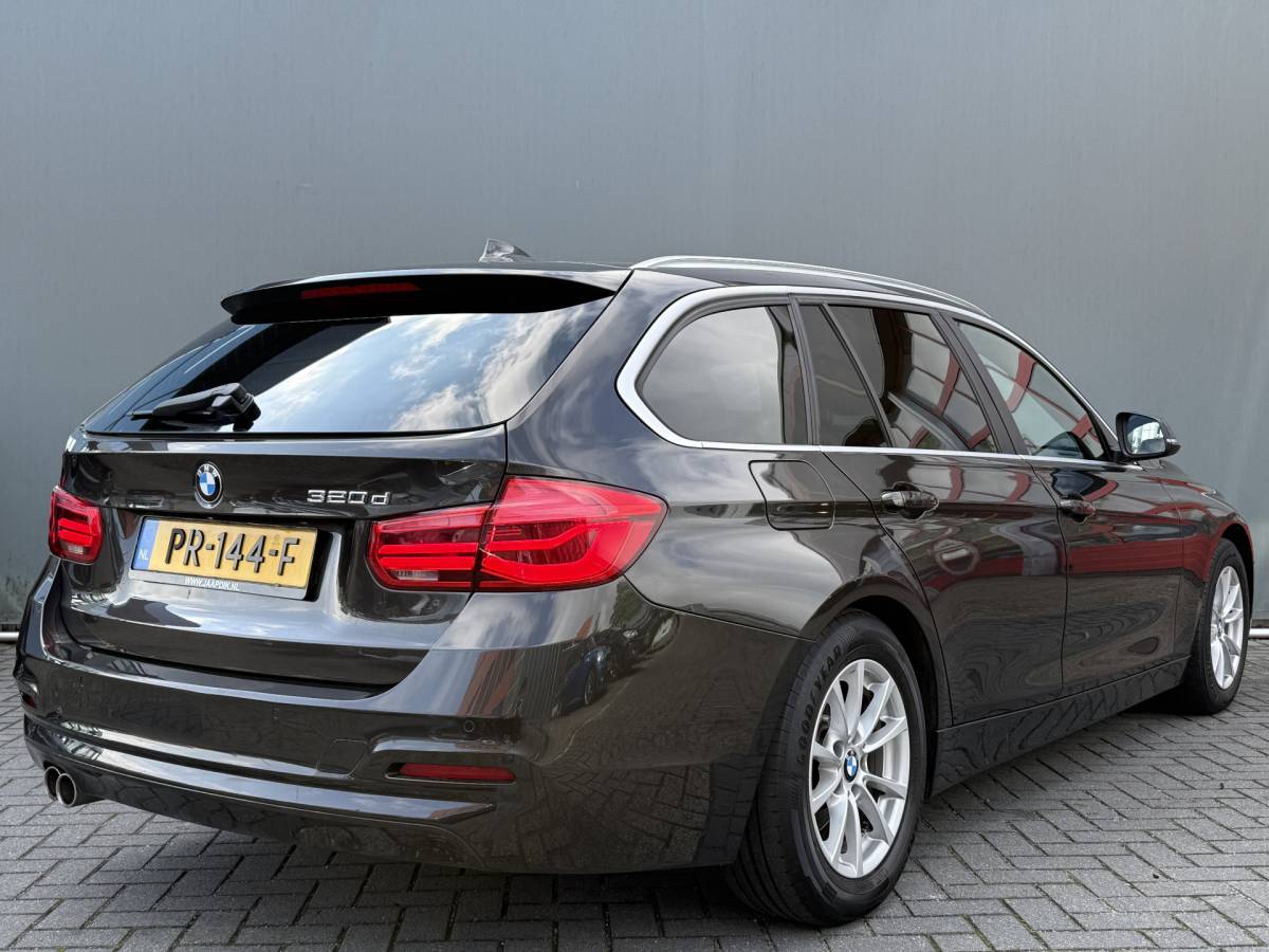 BMW 3 Serie BMW 3-serie Touring 320d High Executive BWJ 2017 AUTOMAAT | LEDER | STOELVERW. | ELEK. TREKHAAK | ELEK. ACHTERKLEP | ZWARTE HEMEL | DRAADLOZE TELEFOONLADER | CLIMA |