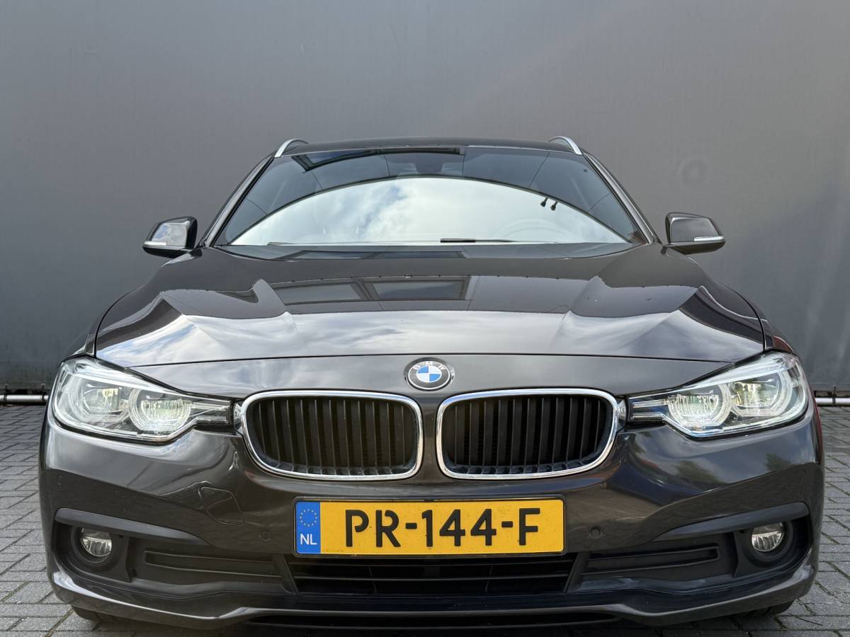 BMW 3 Serie BMW 3-serie Touring 320d High Executive BWJ 2017 AUTOMAAT | LEDER | STOELVERW. | ELEK. TREKHAAK | ELEK. ACHTERKLEP | ZWARTE HEMEL | DRAADLOZE TELEFOONLADER | CLIMA |