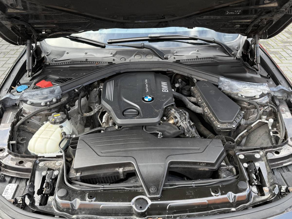 BMW 3 Serie BMW 3-serie Touring 320d High Executive BWJ 2017 AUTOMAAT | LEDER | STOELVERW. | ELEK. TREKHAAK | ELEK. ACHTERKLEP | ZWARTE HEMEL | DRAADLOZE TELEFOONLADER | CLIMA |