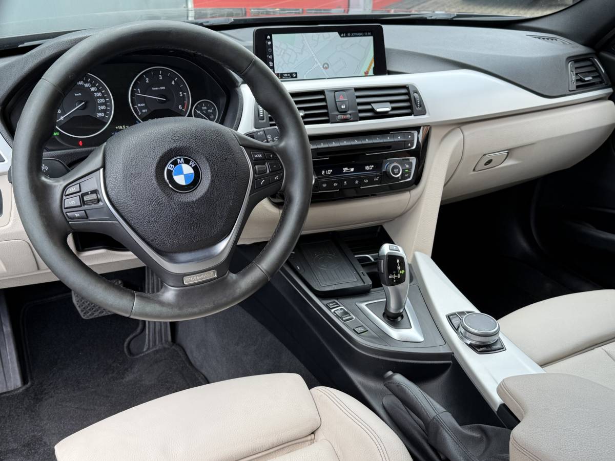 BMW 3 Serie BMW 3-serie Touring 320d High Executive BWJ 2017 AUTOMAAT | LEDER | STOELVERW. | ELEK. TREKHAAK | ELEK. ACHTERKLEP | ZWARTE HEMEL | DRAADLOZE TELEFOONLADER | CLIMA |
