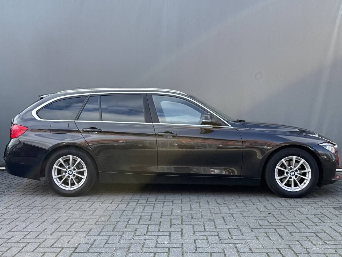 BMW 3 Serie BMW 3-serie Touring 320d High Executive BWJ 2017 AUTOMAAT | LEDER | STOELVERW. | ELEK. TREKHAAK | ELEK. ACHTERKLEP | ZWARTE HEMEL | DRAADLOZE TELEFOONLADER | CLIMA |