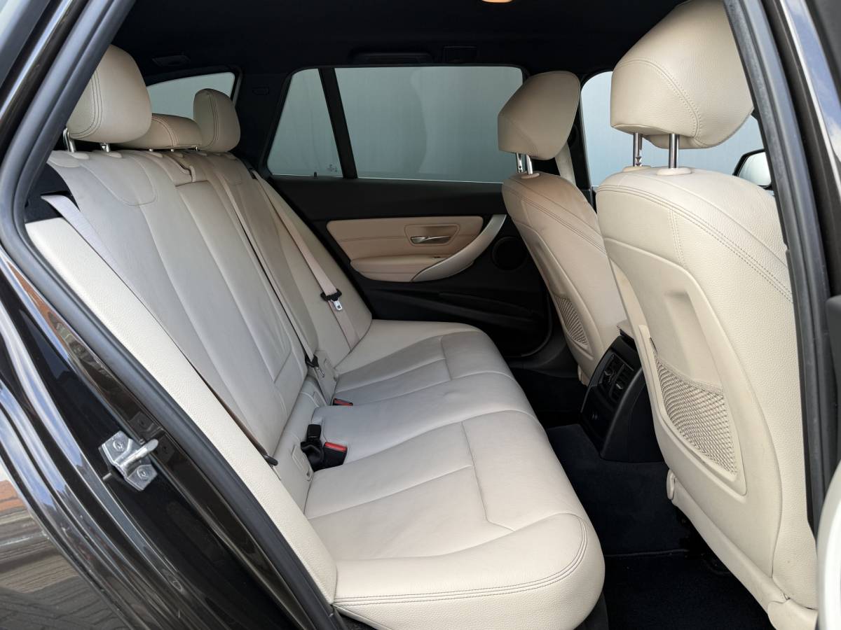 BMW 3 Serie BMW 3-serie Touring 320d High Executive BWJ 2017 AUTOMAAT | LEDER | STOELVERW. | ELEK. TREKHAAK | ELEK. ACHTERKLEP | ZWARTE HEMEL | DRAADLOZE TELEFOONLADER | CLIMA |