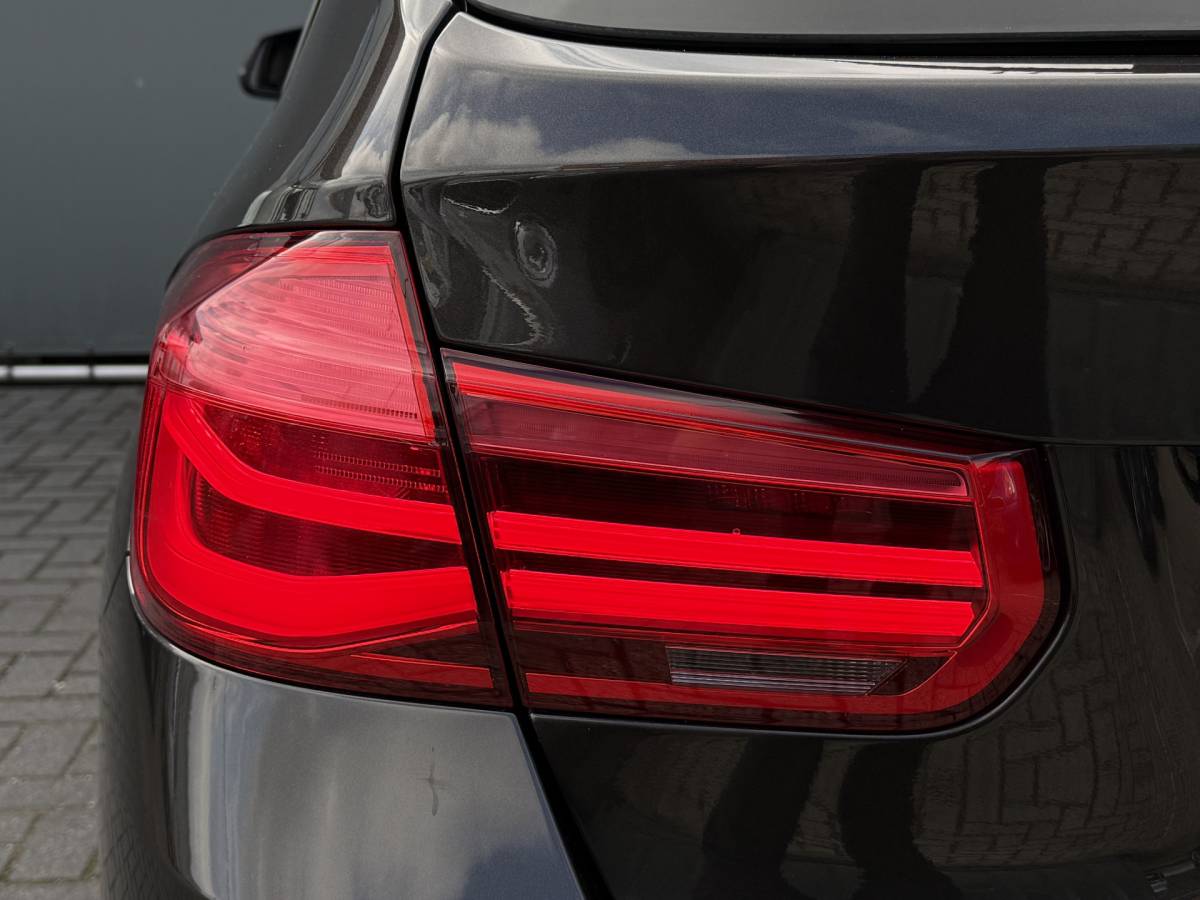 BMW 3 Serie BMW 3-serie Touring 320d High Executive BWJ 2017 AUTOMAAT | LEDER | STOELVERW. | ELEK. TREKHAAK | ELEK. ACHTERKLEP | ZWARTE HEMEL | DRAADLOZE TELEFOONLADER | CLIMA |