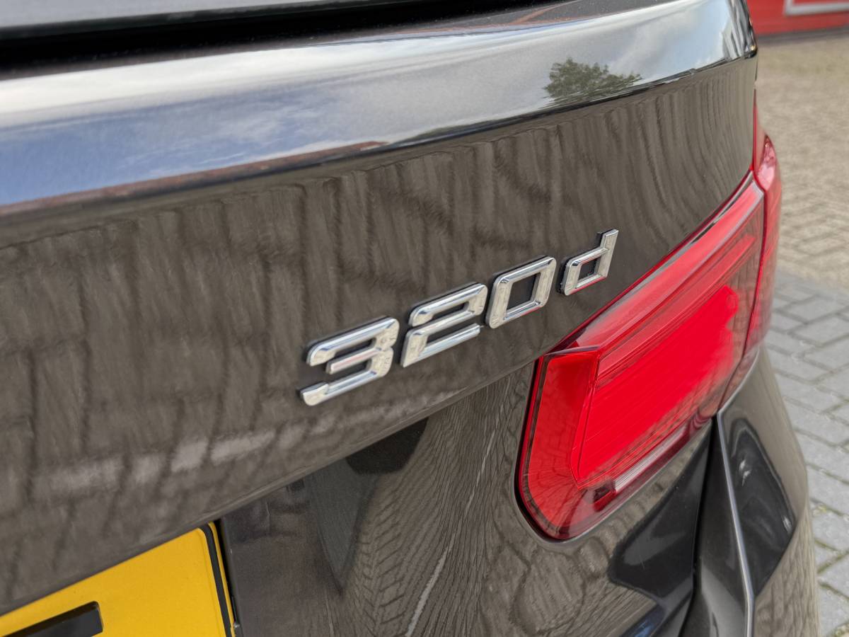 BMW 3 Serie BMW 3-serie Touring 320d High Executive BWJ 2017 AUTOMAAT | LEDER | STOELVERW. | ELEK. TREKHAAK | ELEK. ACHTERKLEP | ZWARTE HEMEL | DRAADLOZE TELEFOONLADER | CLIMA |