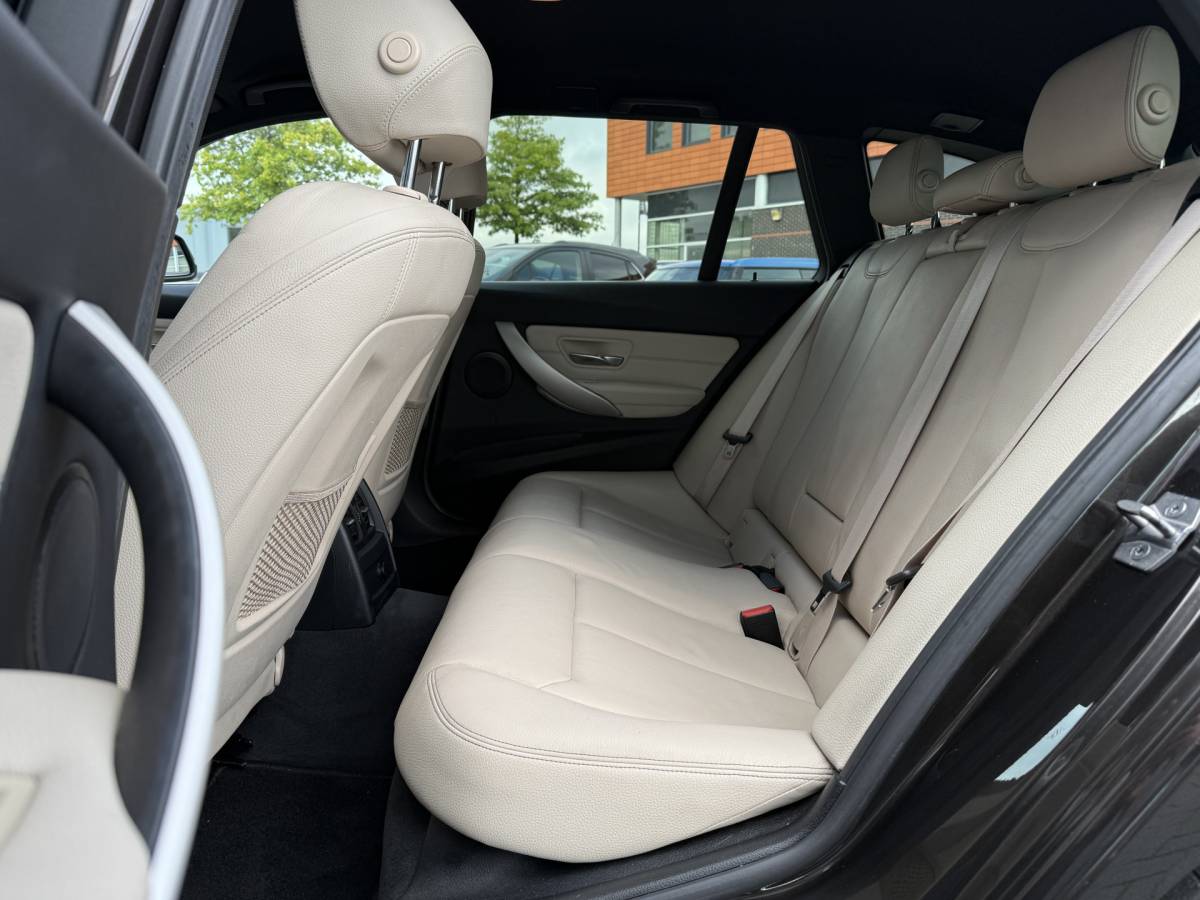BMW 3 Serie BMW 3-serie Touring 320d High Executive BWJ 2017 AUTOMAAT | LEDER | STOELVERW. | ELEK. TREKHAAK | ELEK. ACHTERKLEP | ZWARTE HEMEL | DRAADLOZE TELEFOONLADER | CLIMA |
