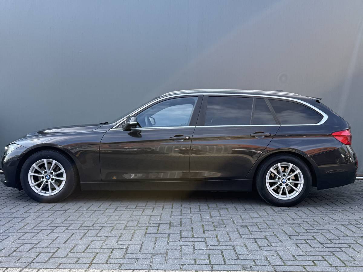 BMW 3 Serie BMW 3-serie Touring 320d High Executive BWJ 2017 AUTOMAAT | LEDER | STOELVERW. | ELEK. TREKHAAK | ELEK. ACHTERKLEP | ZWARTE HEMEL | DRAADLOZE TELEFOONLADER | CLIMA |
