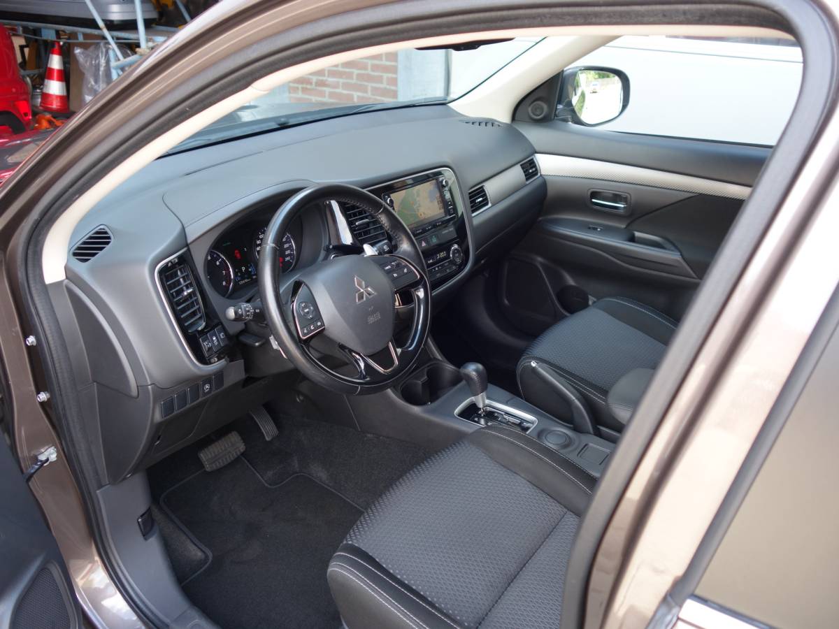 Mitsubishi Outlander Mitsubishi Outlander 2.0 CVT Business | 18″ LM met all seasonbanden
