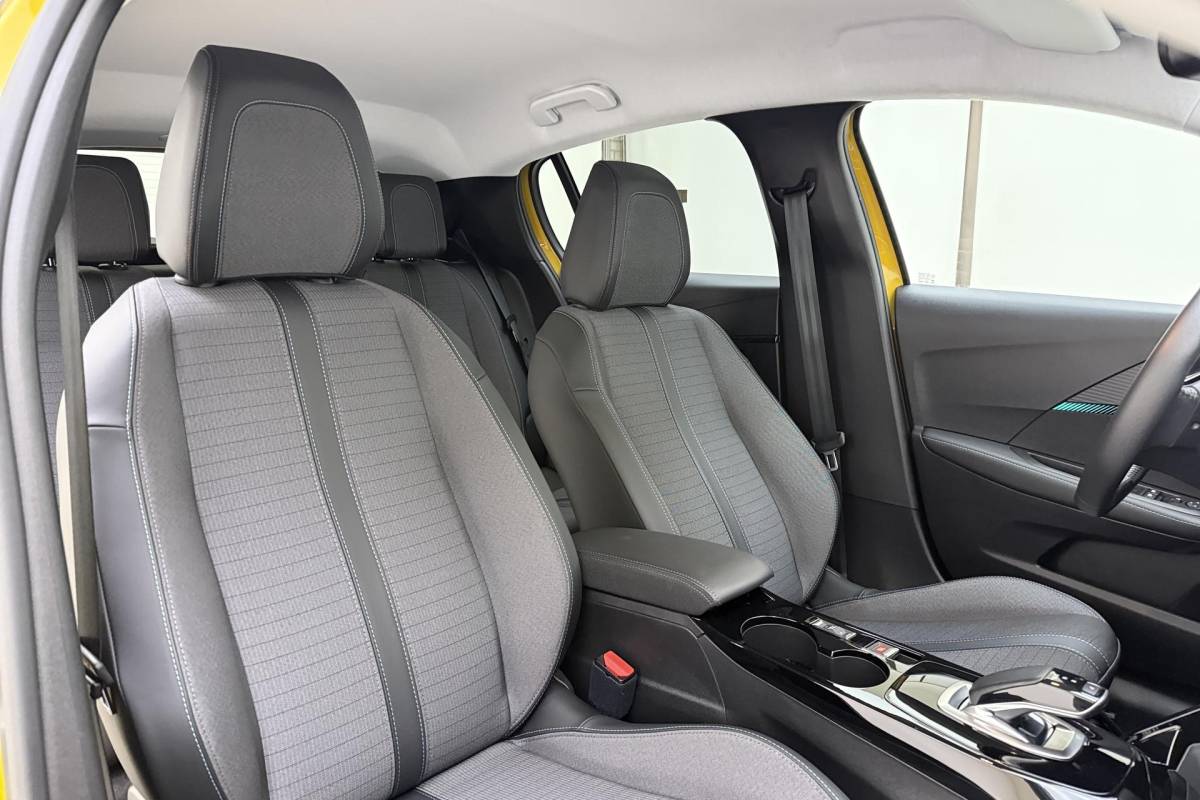 Peugeot e-208 Peugeot e-208 EV Blue Lease Allure 50 kWh | 136PK | 3 Fase | Cruise Control | Navigatie | Parkeercamera | Apple Carplay & Android Auto | Full LED