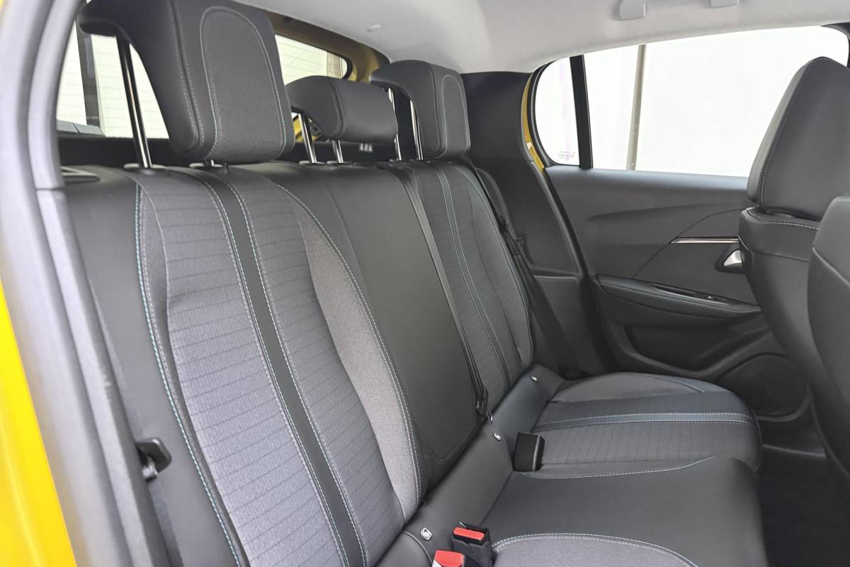 Peugeot e-208 Peugeot e-208 EV Blue Lease Allure 50 kWh | 136PK | 3 Fase | Cruise Control | Navigatie | Parkeercamera | Apple Carplay & Android Auto | Full LED