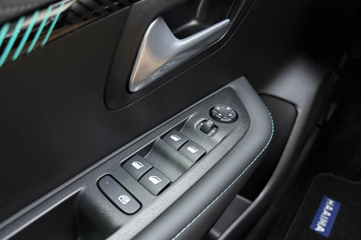Peugeot e-208 Peugeot e-208 EV Blue Lease Allure 50 kWh | 136PK | 3 Fase | Cruise Control | Navigatie | Parkeercamera | Apple Carplay & Android Auto | Full LED