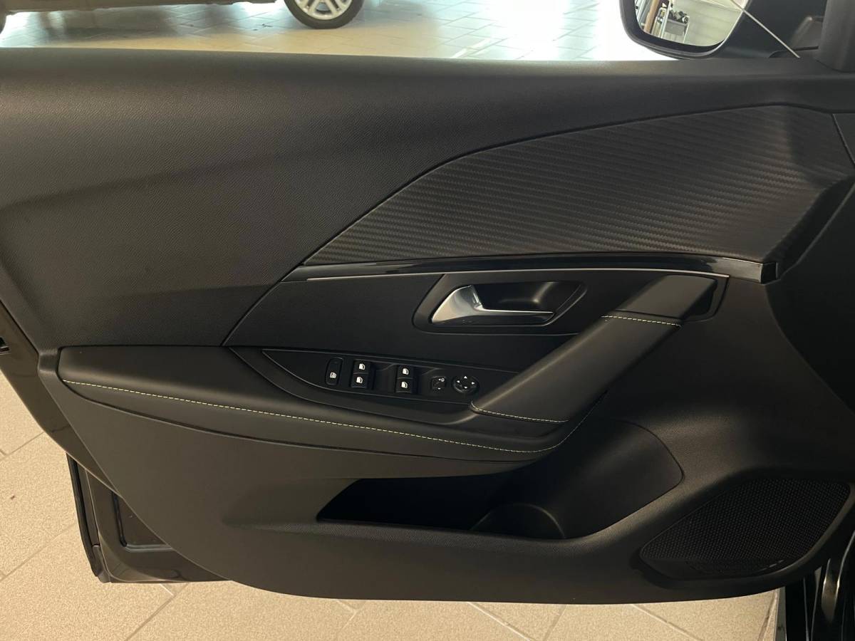 Peugeot 208 Peugeot 208 1.2 PureTech GT Pack 130PK AUTOMAAT PANO ALCANTARA AIRCO NAVI CRUISE STOELVERW KEYLESS APPLE CARPLAY CAM NIEUWSTAAT