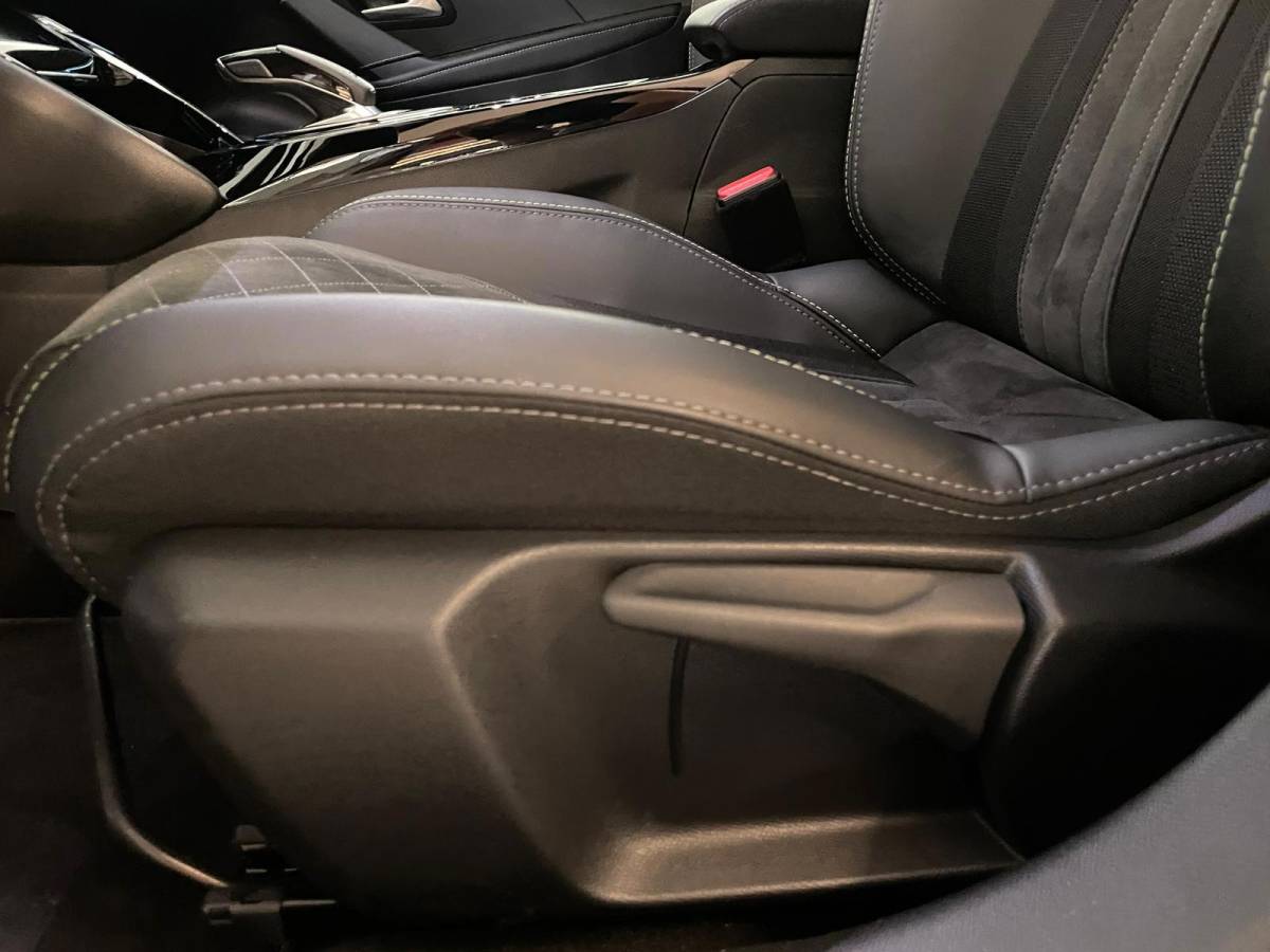 Peugeot 208 Peugeot 208 1.2 PureTech GT Pack 130PK AUTOMAAT PANO ALCANTARA AIRCO NAVI CRUISE STOELVERW KEYLESS APPLE CARPLAY CAM NIEUWSTAAT
