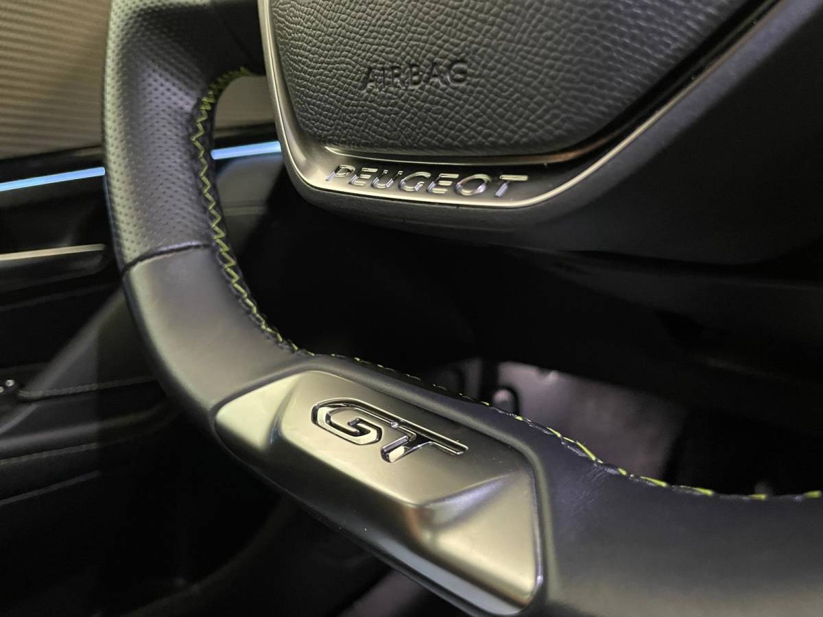 Peugeot 208 Peugeot 208 1.2 PureTech GT Pack 130PK AUTOMAAT PANO ALCANTARA AIRCO NAVI CRUISE STOELVERW KEYLESS APPLE CARPLAY CAM NIEUWSTAAT