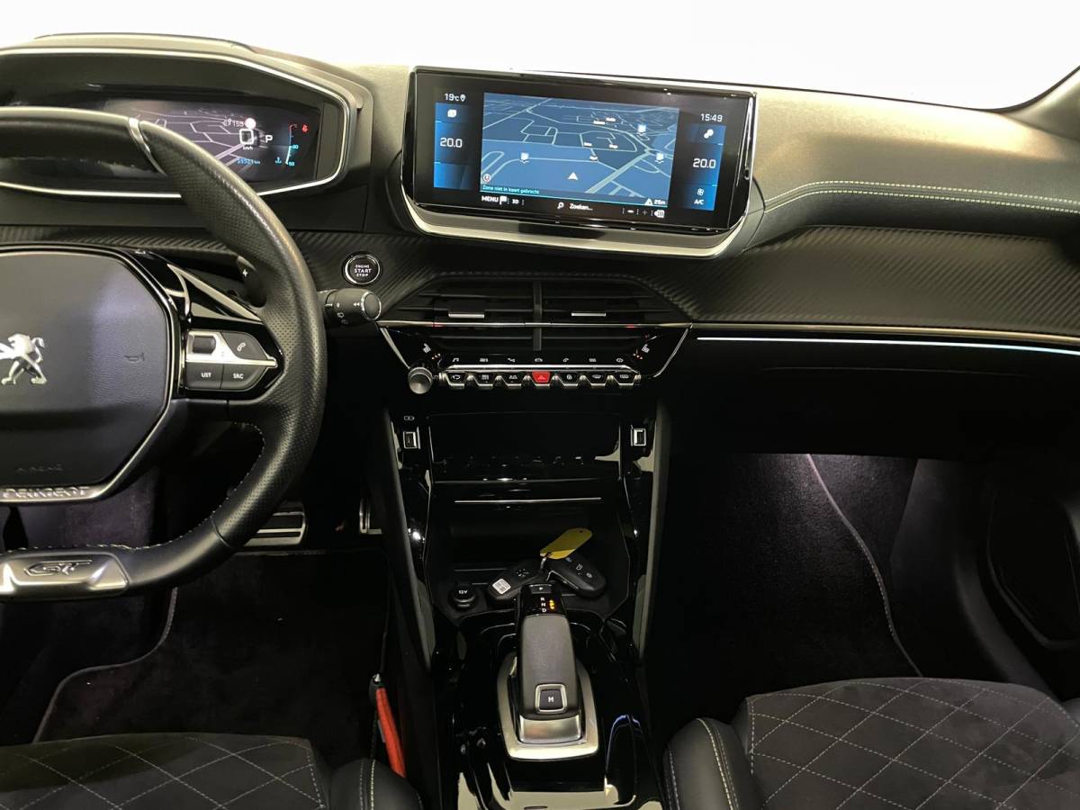Peugeot 208 Peugeot 208 1.2 PureTech GT Pack 130PK AUTOMAAT PANO ALCANTARA AIRCO NAVI CRUISE STOELVERW KEYLESS APPLE CARPLAY CAM NIEUWSTAAT