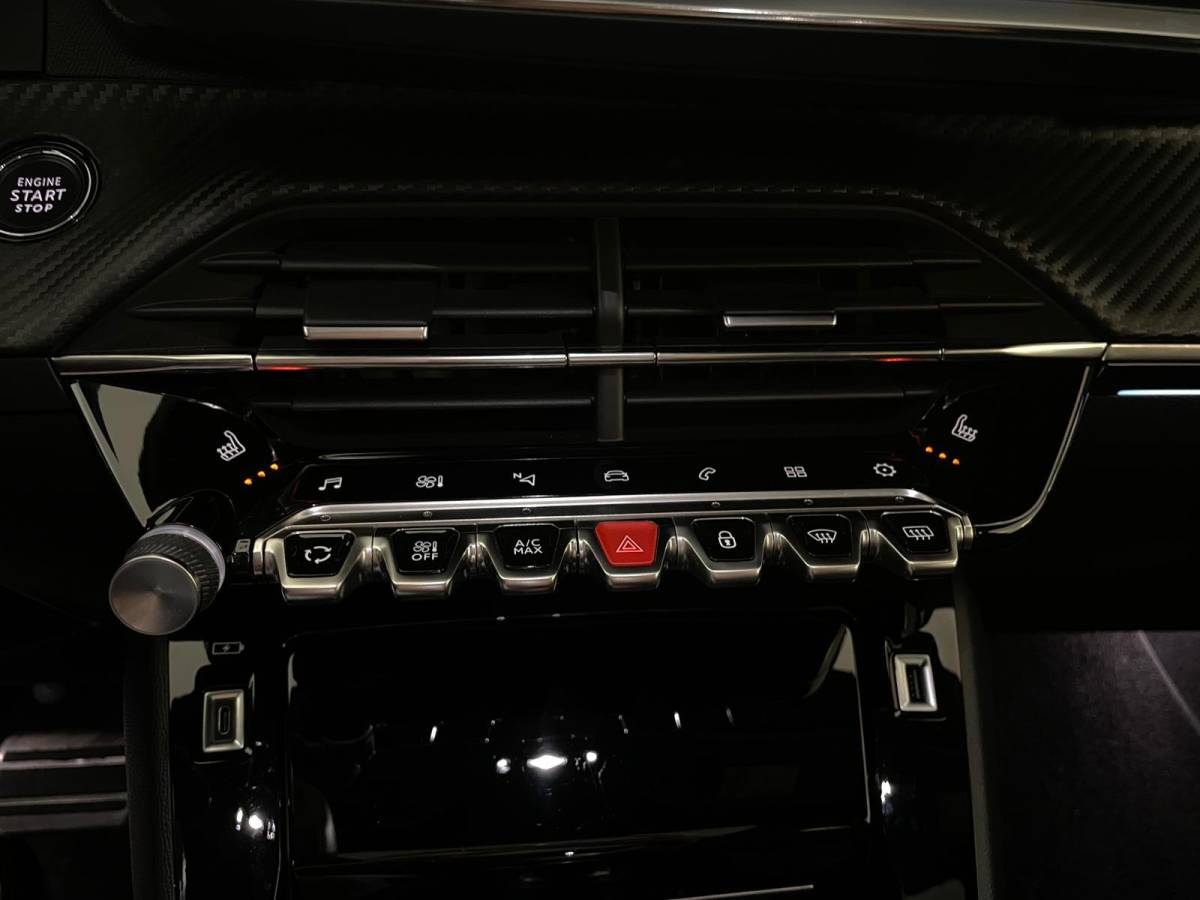 Peugeot 208 Peugeot 208 1.2 PureTech GT Pack 130PK AUTOMAAT PANO ALCANTARA AIRCO NAVI CRUISE STOELVERW KEYLESS APPLE CARPLAY CAM NIEUWSTAAT
